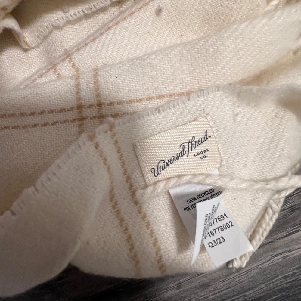 💛🦢5 FOR $10!!! 🦢💛 Universal threads Cream Plaid Scarf - Picture 2 of 2